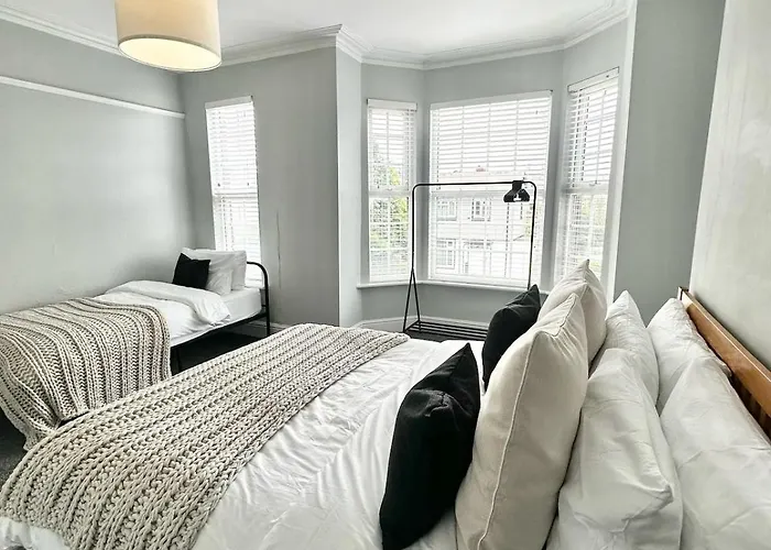 Large 5-bedroom House In Salford-free Parking-sleeps 10 Feriehus Manchester