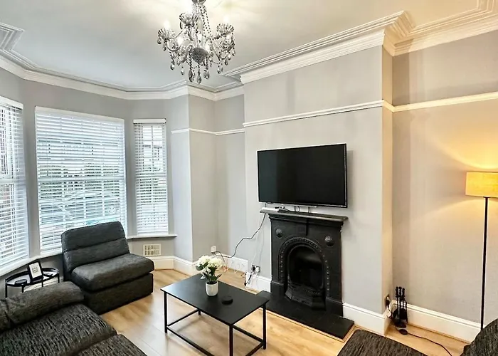 Large 5-bedroom House In Salford-free Parking-sleeps 10