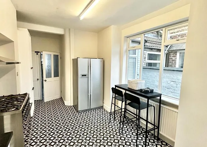 펜션 Large 5-bedroom House In Salford-free Parking-sleeps 10