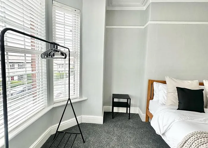 Large 5-bedroom House In Salford-free Parking-sleeps 10