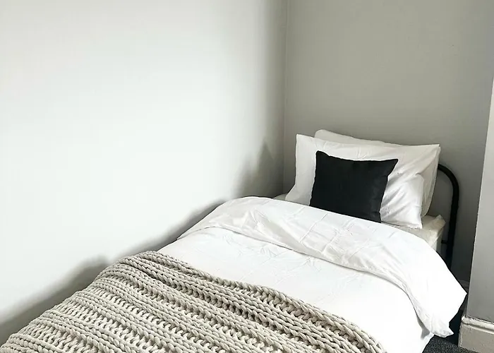 Large 5-bedroom House In Salford-free Parking-sleeps 10 Feriehus