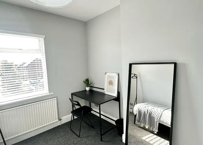 Large 5-bedroom House In Salford-free Parking-sleeps 10 펜션