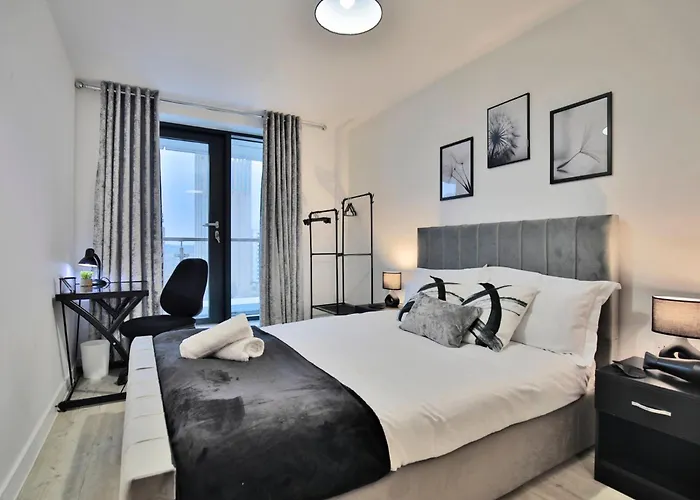 - 2-bed - Sleeps 4 - Wifi Lägenhet *