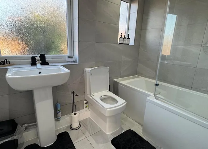 Airport House - Long Near Hospital!