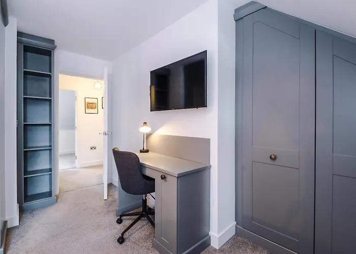 4 Bed House-2 Parking Spaces-vibrant Location 펜션 *