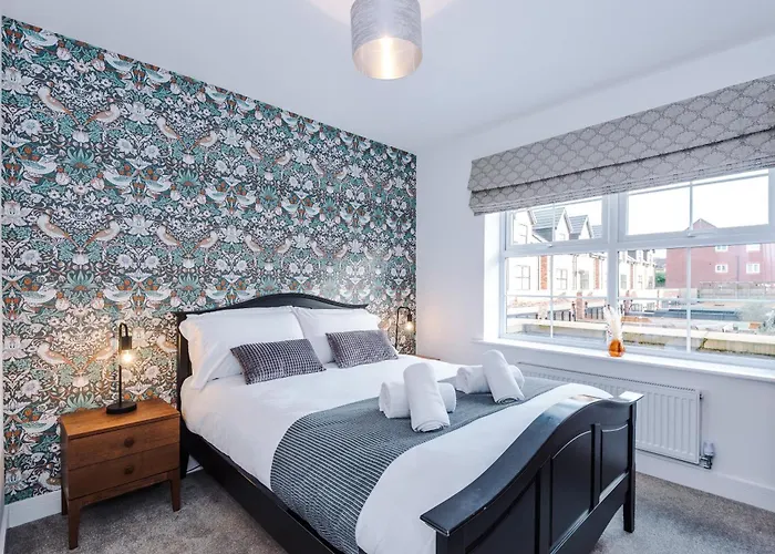 4 Bed House-2 Parking Spaces-vibrant Location Manchester