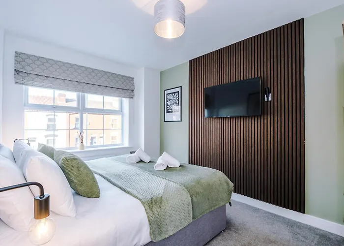 펜션 4 Bed House-2 Parking Spaces-vibrant Location *