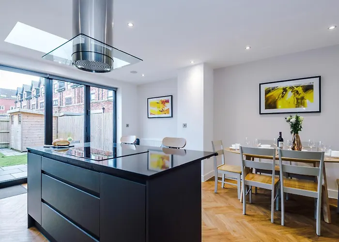 4 Bed House-2 Parking Spaces-vibrant Location * 맨체스터