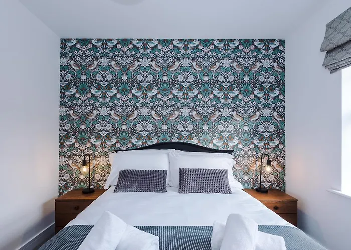 4 Bed House-2 Parking Spaces-vibrant Location