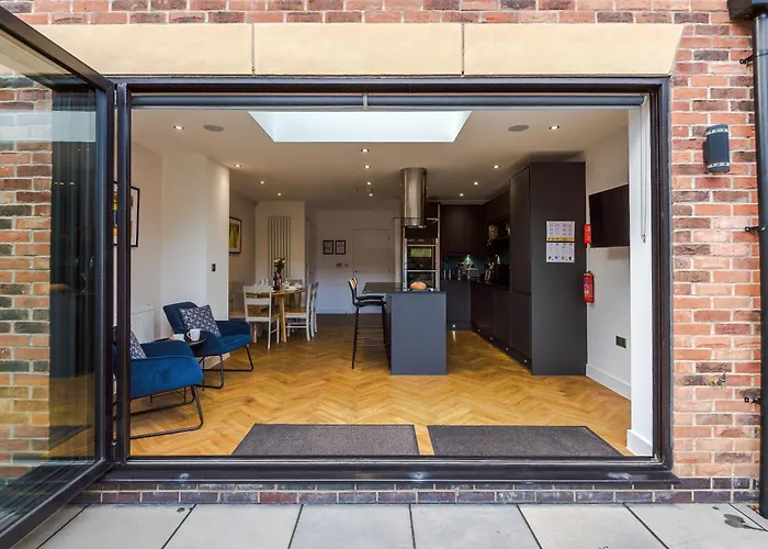 4 Bed House-2 Parking Spaces-vibrant Location 펜션