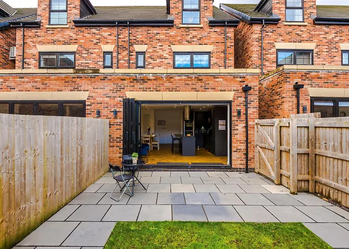 펜션 4 Bed House-2 Parking Spaces-vibrant Location *