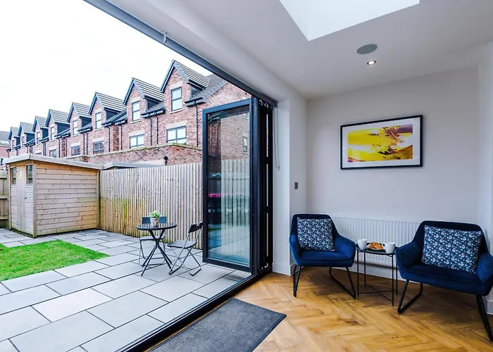 4 Bed House-2 Parking Spaces-vibrant Location 맨체스터