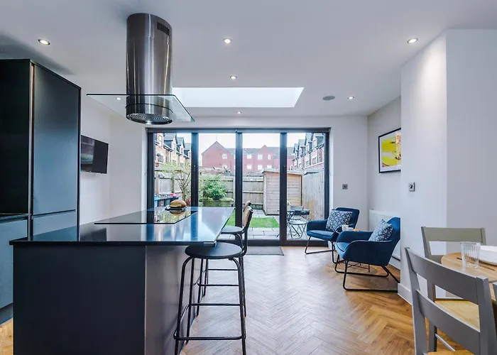 4 Bed House-2 Parking Spaces-vibrant Location * 맨체스터