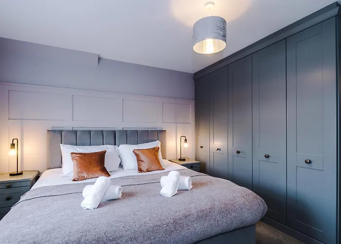 4 Bed House-2 Parking Spaces-vibrant Location * 맨체스터