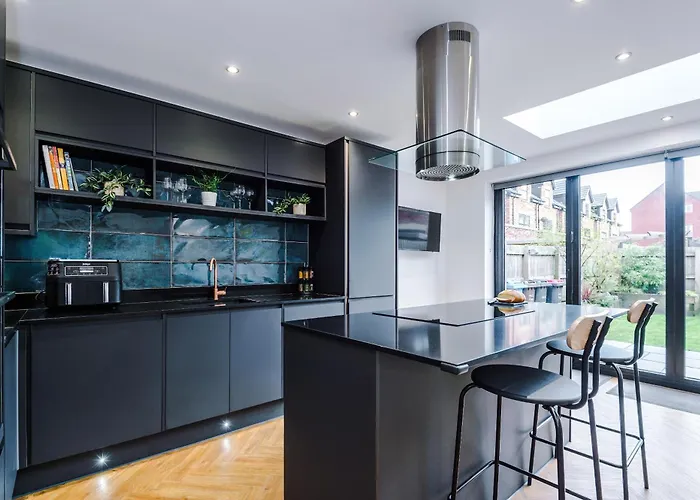 4 Bed House-2 Parking Spaces-vibrant Location