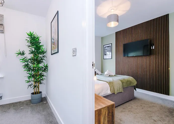 펜션 4 Bed House-2 Parking Spaces-vibrant Location *