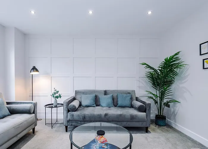 4 Bed House-2 Parking Spaces-vibrant Location