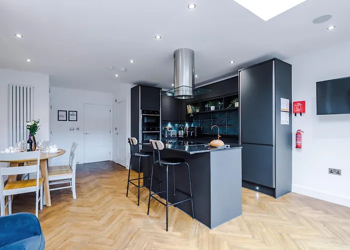 펜션 4 Bed House-2 Parking Spaces-vibrant Location *