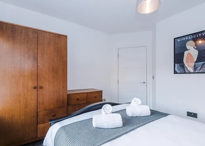 펜션 4 Bed House-2 Parking Spaces-vibrant Location