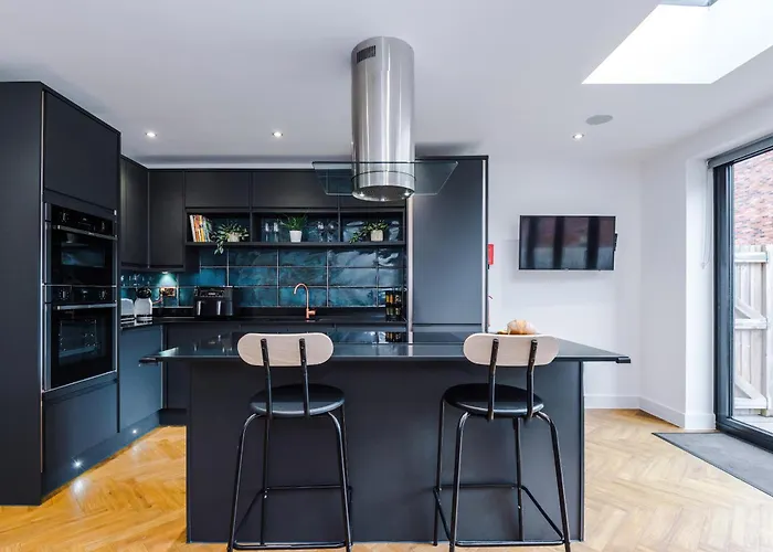 펜션 4 Bed House-2 Parking Spaces-vibrant Location *