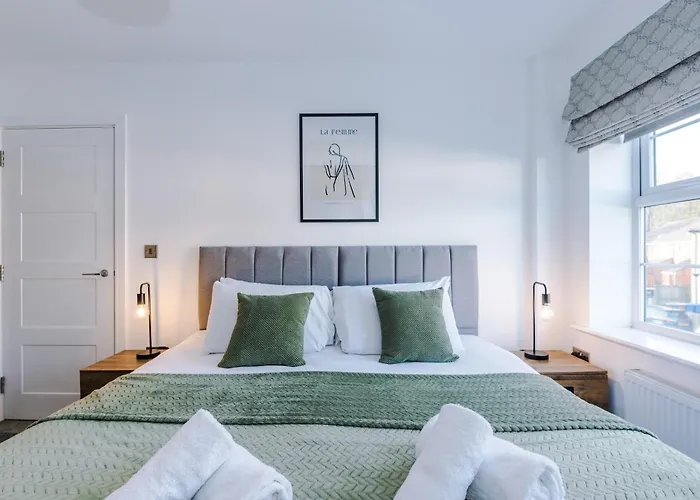 4 Bed House-2 Parking Spaces-vibrant Location Feriehus