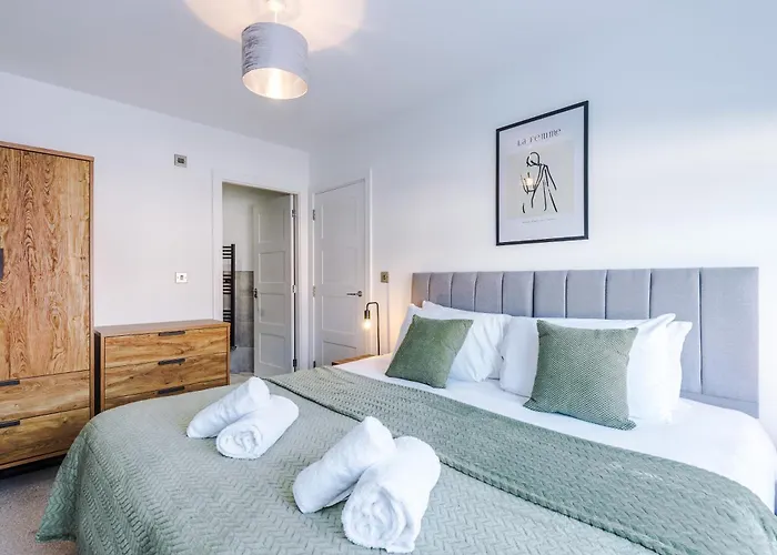 4 Bed House-2 Parking Spaces-vibrant Location *