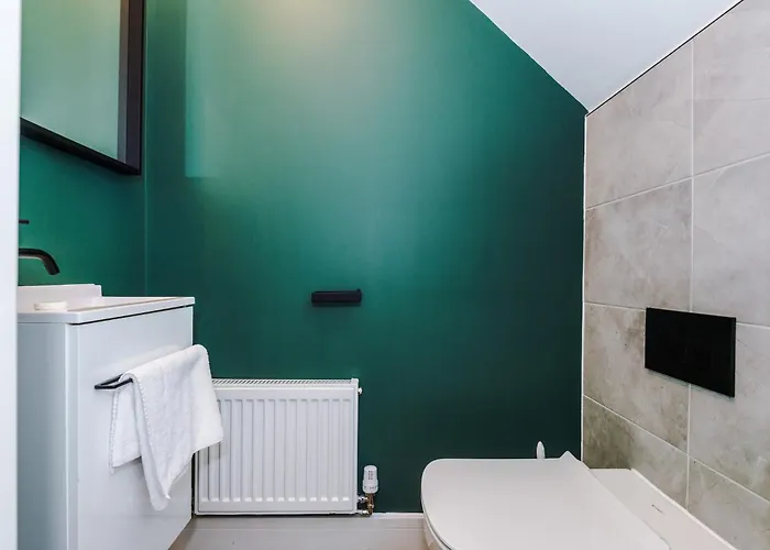 4 Bed House-2 Parking Spaces-vibrant Location * Manchester