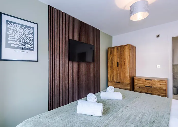 4 Bed House-2 Parking Spaces-vibrant Location