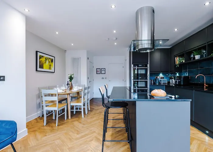 Feriehus 4 Bed House-2 Parking Spaces-vibrant Location *