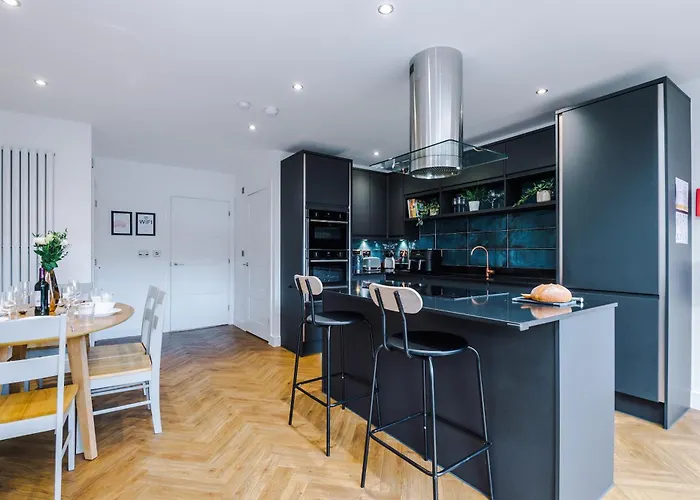 4 Bed House-2 Parking Spaces-vibrant Location * 맨체스터