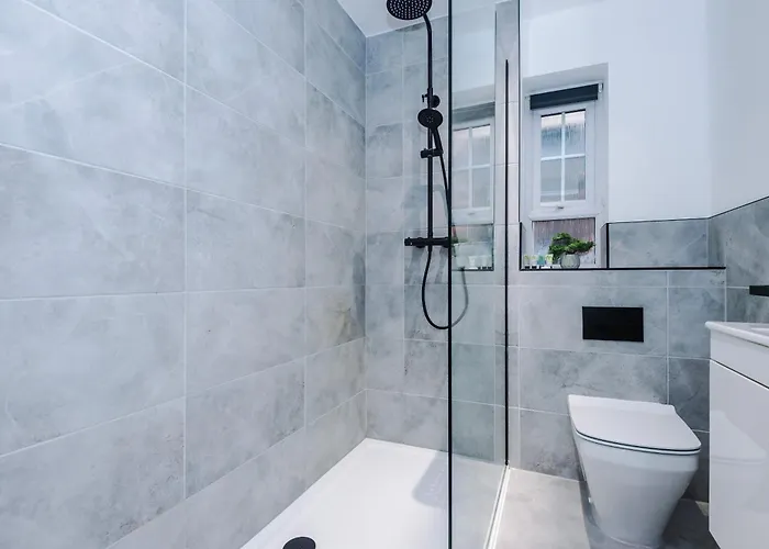 4 Bed House-2 Parking Spaces-vibrant Location Feriehus *