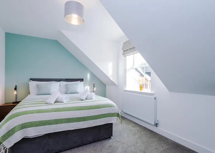 펜션 4 Bed House-2 Parking Spaces-vibrant Location *