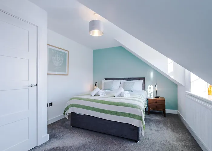 4 Bed House-2 Parking Spaces-vibrant Location 펜션 *