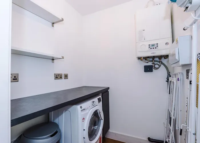 펜션 4 Bed House-2 Parking Spaces-vibrant Location