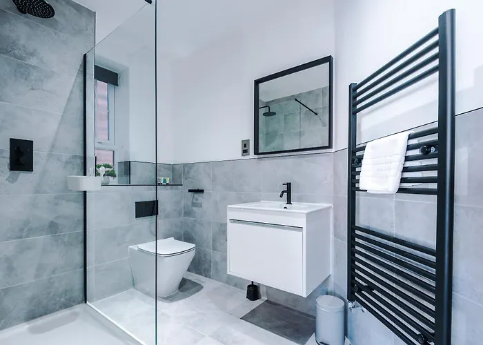 4 Bed House-2 Parking Spaces-vibrant Location Feriehus *