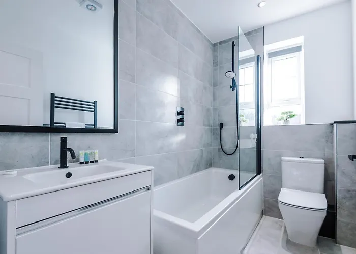 4 Bed House-2 Parking Spaces-vibrant Location Feriehus *