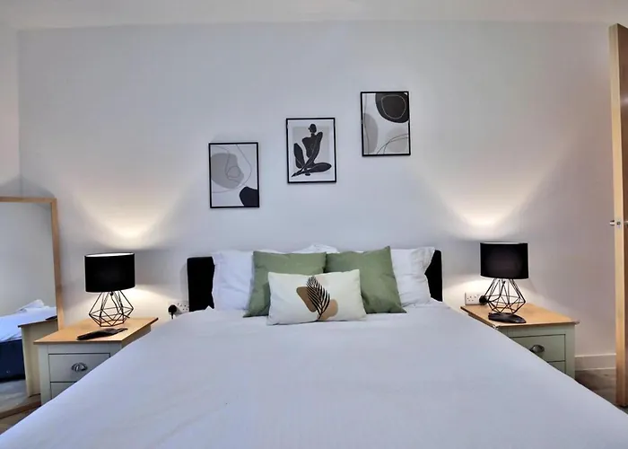 - 2-bed - Sleeps 4 - Wifi * Manchester