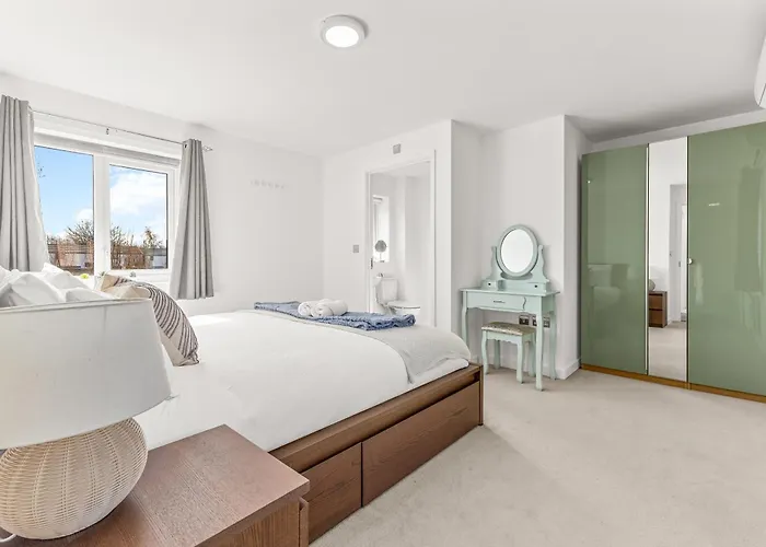 Large Family House With Free Parking - 3 Bedrooms 6 Beds Hébergement de vacances