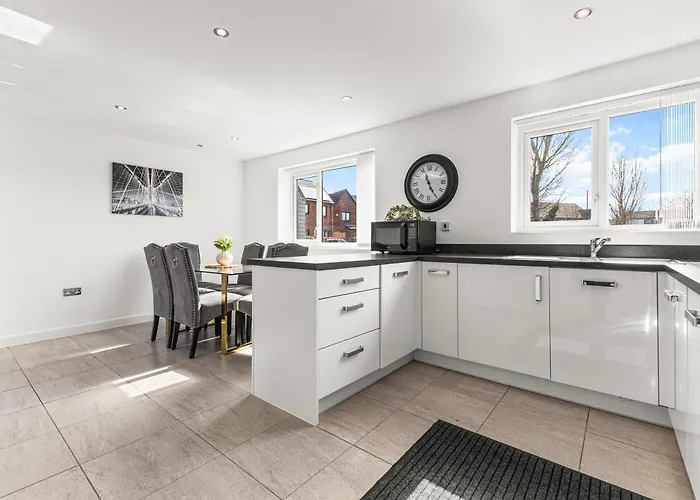 Large Family House With Free Parking - 3 Bedrooms 6 Beds Manchester