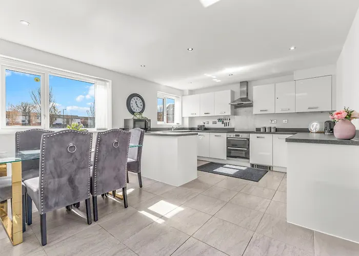 Large Family House With Free Parking - 3 Bedrooms 6 Beds * Manchester