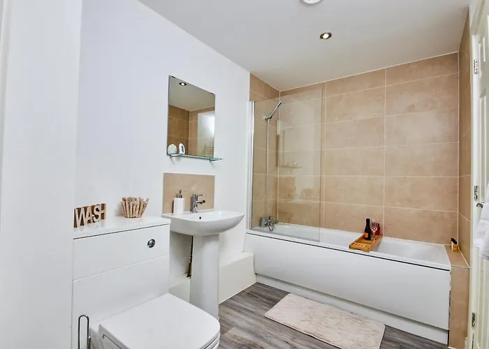 Spacious Apartment, Free Parking, Near Centre By Hass Haus 아파트 *