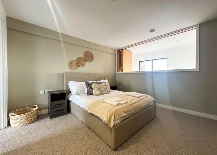 3bdr Penthouse By Torr Group Short Lets & Serviced With Private Rooftop Garden Manchester