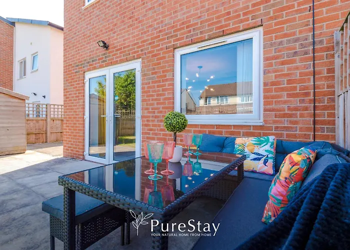 빌라 Stunning House In For Business & Leisure - Wi-fi & Parking By Purestay Serviced *