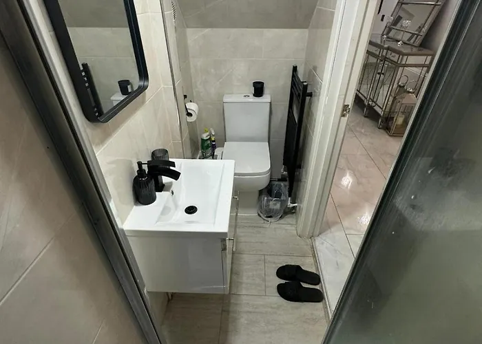 Проживание в семье Elegant Estates Humble Abode 6 *