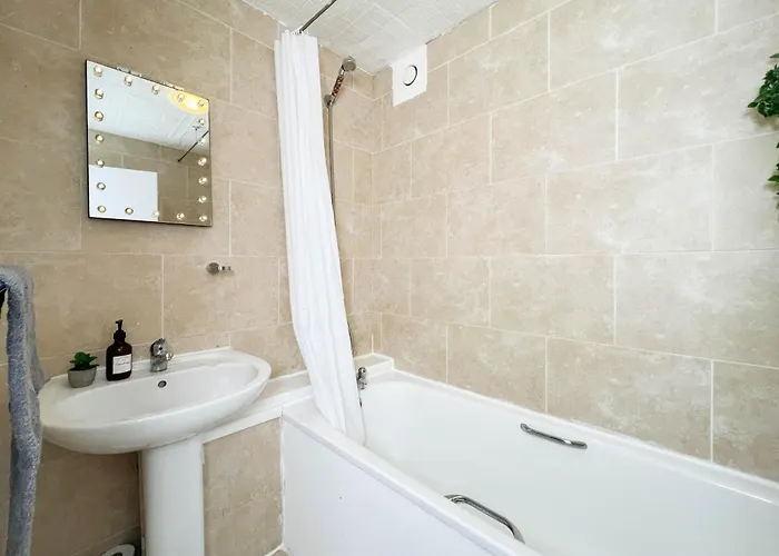 Cozy Next To Ao Arena With Free Parking *