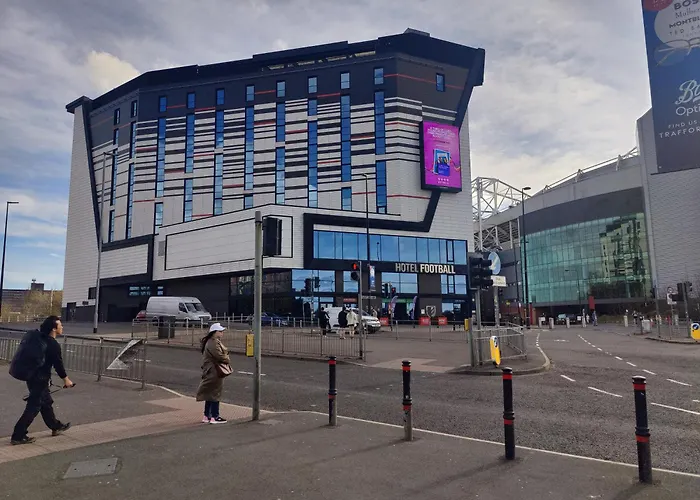 Penthouse-like With & Waterfront Views In Old Trafford With 500mbps Internet And Netflix