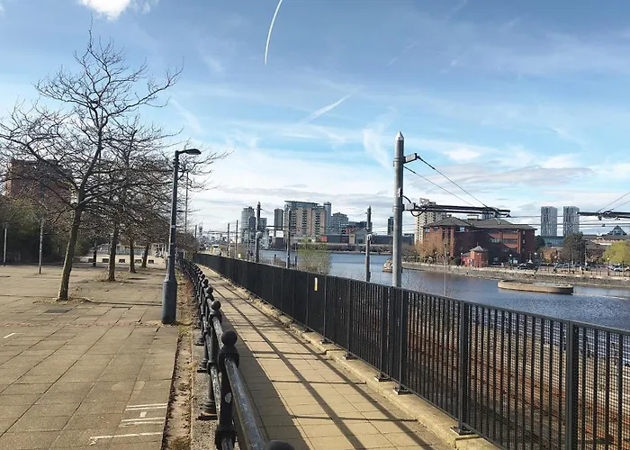 아파트 Penthouse-like With & Waterfront Views In Old Trafford With 500mbps Internet And Netflix