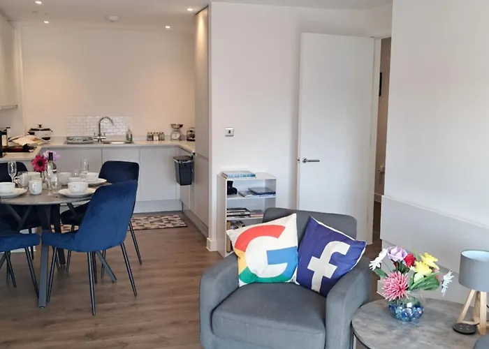 Lets Sa I 2bed 2bath L Waterfront L Private Balcony I Relaxing Retreat I Great Location 아파트 맨체스터