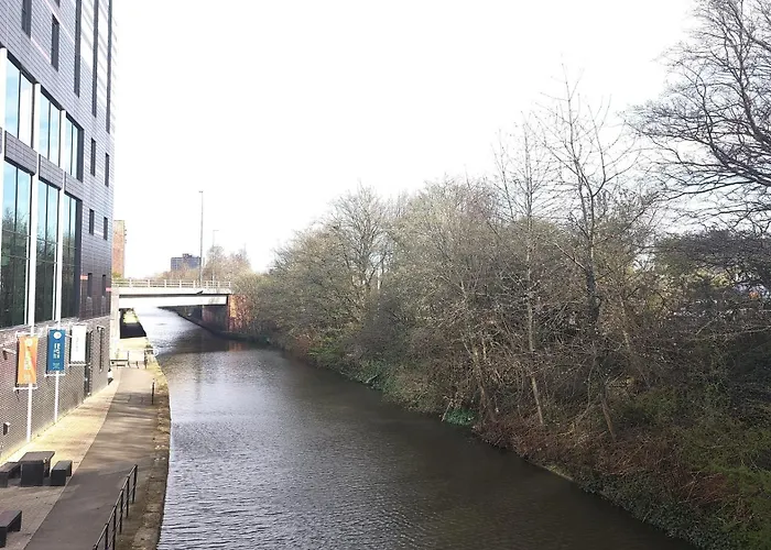 Penthouse-like With & Waterfront Views In Old Trafford With 500mbps Internet And Netflix דירה