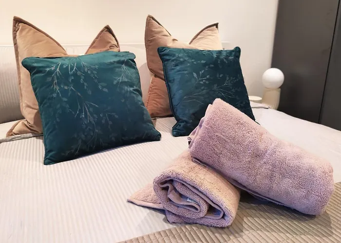 Penthouse-like With & Waterfront Views In Old Trafford With 500mbps Internet And Netflix דירה *